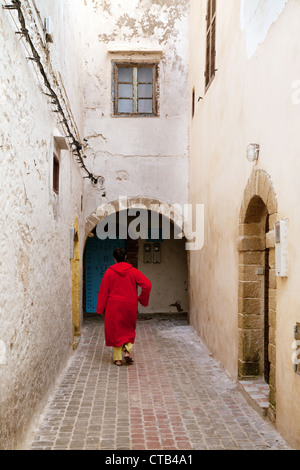 Eine einheimische Frau zu Fuß in den engen Gassen der Medina, Essaouira, Marokko Afrika Stockfoto