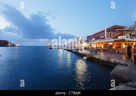 Restaurants, türkische Moschee Yiali Tzami, venezianischen Hafen, Chania, Kreta, Griechenland Stockfoto