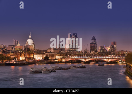 London Skyline und den Fluss Themse in der Abenddämmerung, London, England