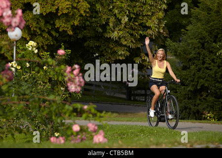 Radtouren durch den Schlossgarten auf dem E-Bike, Fahrradtour, e-Bike, Frau senken Castle Garden, Stuttgart, Baden-Wurttemberg, Keim Stockfoto