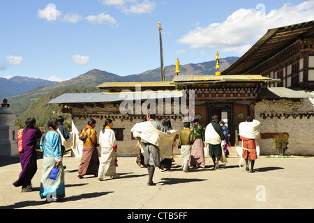 Anbeter Tamshing Lhakhang Tempel, Jakar, Bumthang, Bhutan angekommen. Stockfoto