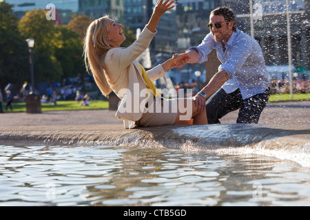 Junge Paar genießt den Brunnen auf dem Schlossplatz, neues Schloss, Stuttgart, Baden-Württemberg, Deutschland Stockfoto