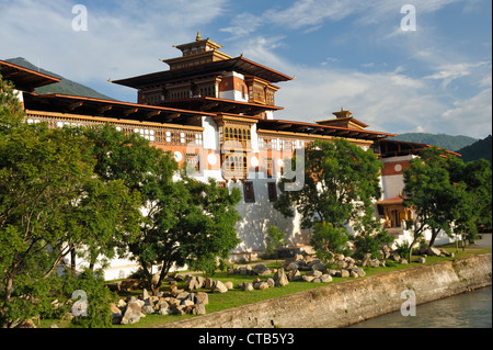 Punakha Dzong aus über den Fluss, Bhutan. Stockfoto