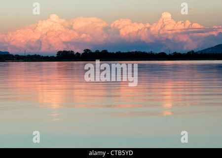 Gewitterwolken bei Sonnenuntergang am Lago di Mergozzo, Italien Stockfoto