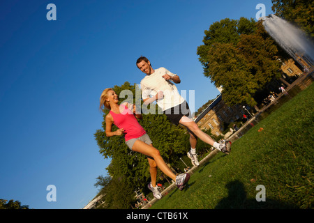 Junges Paar Joggen, oberen Schlossgarten, Staatstheater, Staatstheater, Stuttgart, Baden-Württemberg, Deutschland Stockfoto