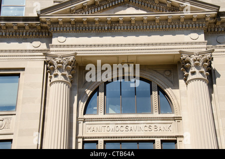 Wisconsin Manitowoc. Manitowoc-Sparkasse, 8th Street, c. 1927. Einwohnermeldeliste der historischen Plätze. Stockfoto