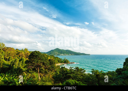 Blick auf den Strand am Kap Singh. Insel Phuket, Thailand. Super-Weitwinkel erschossen. Stockfoto