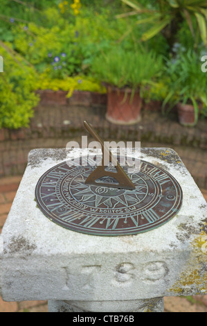 Garten Sonnenuhr auf einem Backstein Innenhof, England, UK Stockfoto