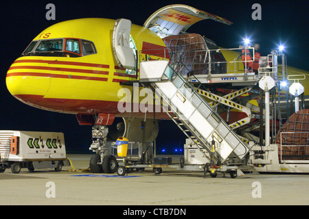 Nachtschicht am Flughafen Köln Bonn, DHL-Frachtflugzeug Stockfoto