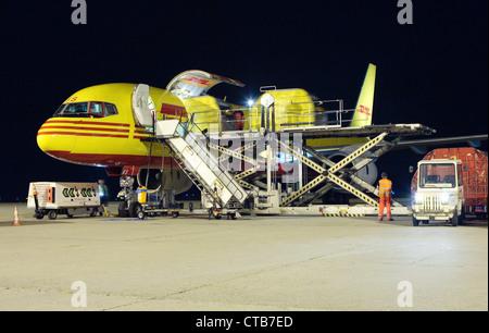 Nachtschicht am Flughafen Köln Bonn, DHL-Frachtflugzeug Stockfoto