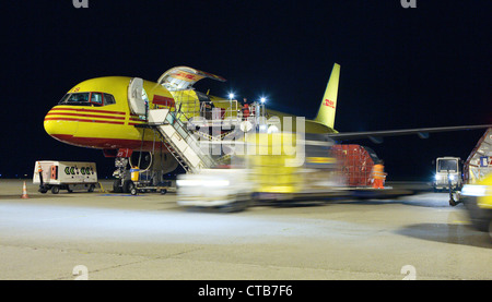 Nachtschicht am Flughafen Köln Bonn, DHL-Frachtflugzeug Stockfoto