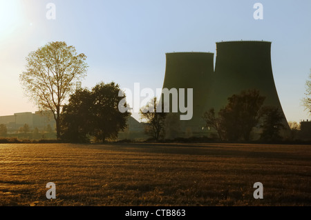 Blick auf ein Twin-Kernkraftwerk Kühltürme Stockfoto