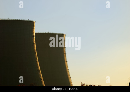 Blick auf ein Twin-Kernkraftwerk Kühltürme Stockfoto