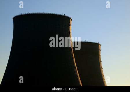 Blick auf ein Twin-Kernkraftwerk Kühltürme Stockfoto