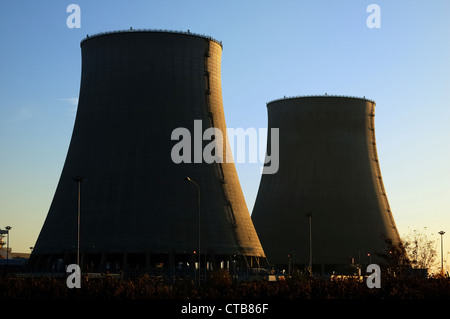 Blick auf ein Twin-Kernkraftwerk Kühltürme Stockfoto