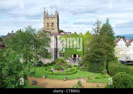 Great Malvern Priory Kirchturm hinter der Abtei Hotel, Malvern, Worcestershire, England, UK Stockfoto