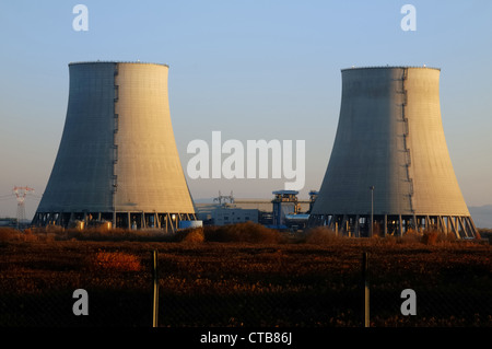 Blick auf ein Twin-Kernkraftwerk Kühltürme Stockfoto