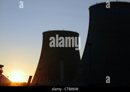 Blick auf ein Twin-Kernkraftwerk Kühltürme Stockfoto