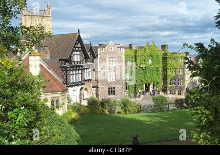 Great Malvern Priory Kirchturm hinter der Abtei Hotel, Malvern, Worcestershire, England, UK Stockfoto