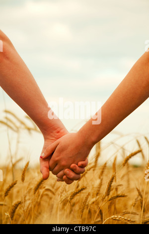 Junges Paar Hand in Hand in der Abendzeit Stockfoto