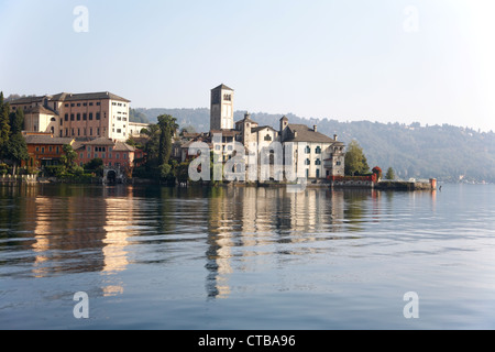 Insel San Giulio Insel Isola di San Giulio im Ortasee im Piemont nordwestliche Italien Wiki Stockfoto