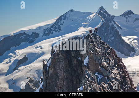 Sekunde klettern genau auf schweizerisch-italienischen Grenze im Hintergrund Hauptgipfel Monte Rosa Massiv 4650 Mt zwei Bergbewohner Ridge Breithorn Stockfoto