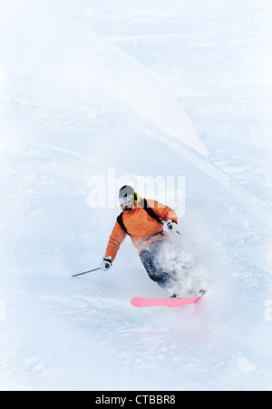 Junge männliche Freeride Skifahrer machen eine Wende im Pulverschnee Stockfoto