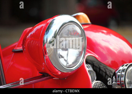 zugeschnittenes Bild eines restaurierten alten Oldtimers mit viel glänzendes Chrom Stockfoto