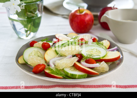 Apfel-Grapefruit-Salat mit Joghurtdressing Stockfoto