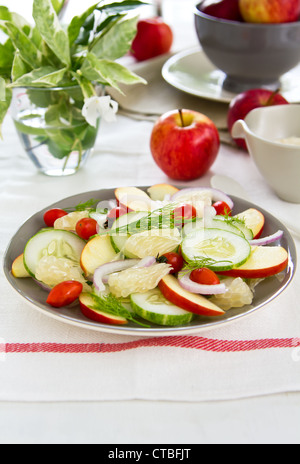 Apfel-Grapefruit-Salat mit Joghurtdressing Stockfoto