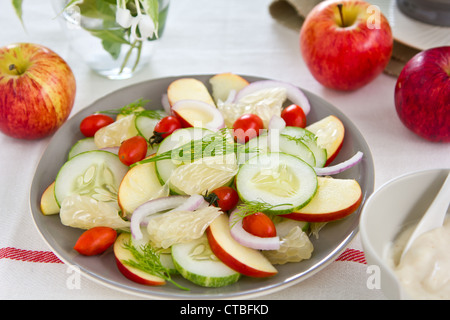 Apfel-Grapefruit-Salat mit Joghurtdressing Stockfoto