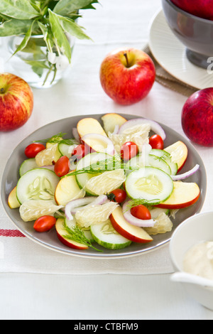 Apfel-Grapefruit-Salat mit Joghurtdressing Stockfoto