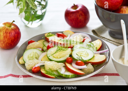 Apfel-Grapefruit-Salat mit Joghurtdressing Stockfoto