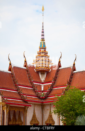Detail der Fassade eines alten buddhistischen Tempels. Thailand, Wat Chalong. Stockfoto