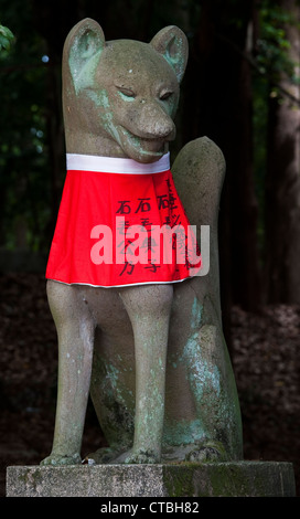 Eine Statue einer Kitsune (Fuchsgeist) am Schrein von Fushimi Inari-taisha, Kyoto, Japan. Sie sind die Kami (Götter) von Reis, Fruchtbarkeit und Landwirtschaft Stockfoto