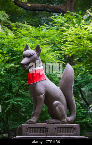 Eine Statue einer Kitsune (Fuchsgeist) am Schrein von Fushimi Inari-taisha, Kyoto, Japan. Sie sind die Kami (Götter) von Reis, Fruchtbarkeit und Landwirtschaft Stockfoto