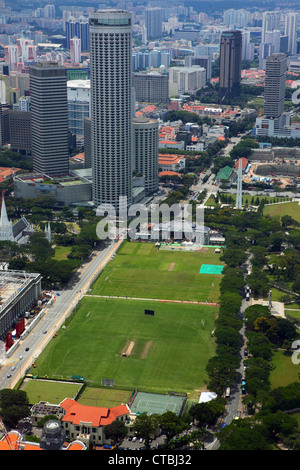 Luftaufnahme, Blick hinunter auf die Padang und Singapore Cricket Club. Stockfoto