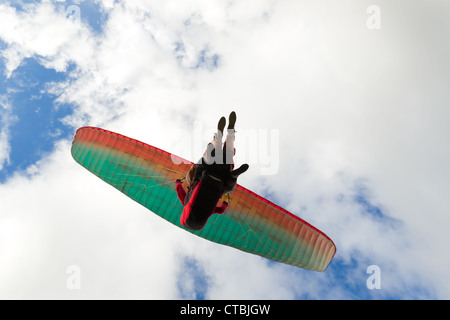 Low Angle Shot Tandem Paraglider Team Auf der Take Off Stockfoto