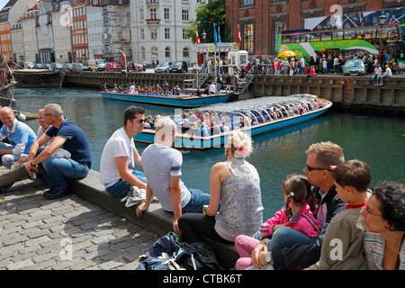 Nyhavn überfüllt mit Touristen und Jazz Fans an einem sonnigen Sommertag während des Copenhagen Jazz Festival. Kopenhagen, Dänemark. Dänische hygge. Dem städtischen Raum. Stockfoto