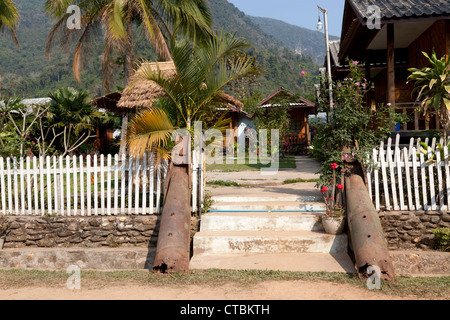 Metallgehäuse von Cluster-Bomben wieder als Eingang Dekoration des Lattanavongsa Resorts (Muang Ngoi Neua - Laos) verwendet. Stockfoto