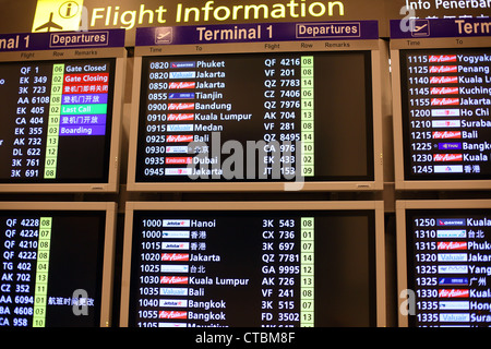 Elektronische Abfahrtstafel melden mit Flugziele am Changi Airport in Singapur. Stockfoto