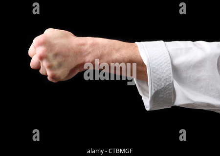 Faust. Hand-Kämpfer-Karate auf dem schwarzen Hintergrund Stockfoto