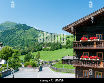 Traditionelle Holzhäuser im Tiroler Dorf von Kaprun am Fuße des Berges Kitzsteinhorn in Österreich Stockfoto