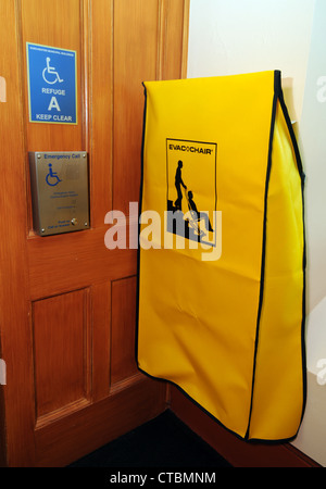 Evac Chair, Notfall Evakuierungsstuhl verwendet für die Aufnahme behinderter Menschen, Treppe runter Stockfoto