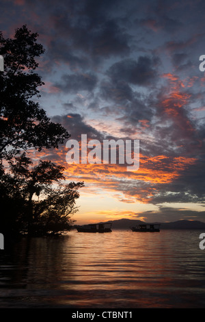 Sonnenaufgang über der Celebes-See in Bunaken, Nord-Sulawesi, Indonesien Stockfoto