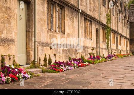 Die Reihe der historischen Armenhäuser Cotswold Stein in Church Street, Chipping Campden, Cotswolds, Gloucestershire, England Stockfoto