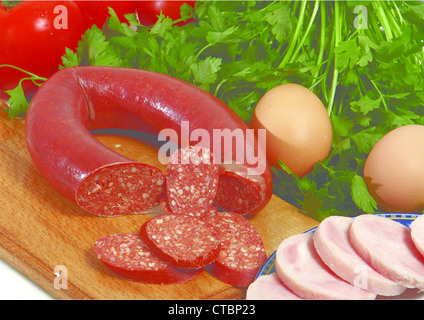 Wurst auf einem Holzbrett Stockfoto