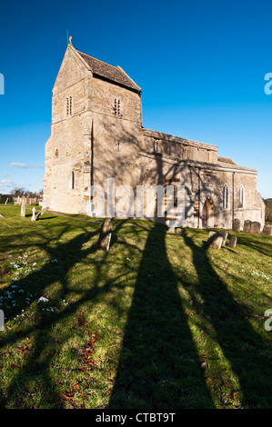 Eine Kirche mit einem Turm Saddleback ist selten in Northamptonshire. St Michael & All Angels sitzt über Waddenhoe in der Nähe von Oundle, England Stockfoto