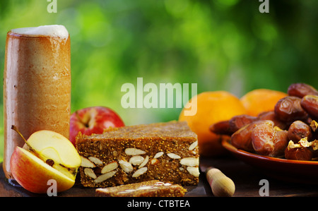 Becher Bier, Brot und Obst Stockfoto