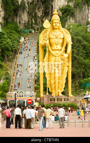 Batu Höhlen, ist eine der populärsten hinduistischen Heiligtümer außerhalb von Indien, Lord Murugan gewidmet. Statue von Lord Murugan. Stockfoto